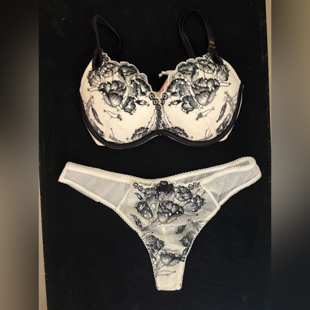 Victoria's Secret Sexy Little Things Gorgeous Push-up Bra Set